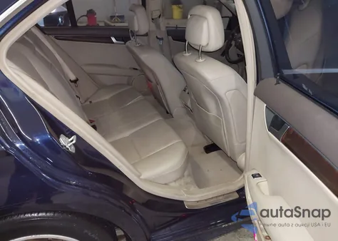 2012 Mercedes-Benz C 300 Luxury 4Matic/Sport 4Matic z USA, uszkodzony, nr VIN WDDGF8BB7CR231946